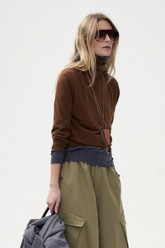 Front Row Shop Tops Women Silk and Cashmere Blend Turtleneck Sweater Pull Over 8211 Beige