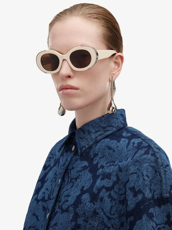 Sunglasses Women Alexander McQueen The Grip Oval Sunglasses Ivorybrown